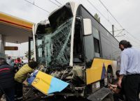 Παραλιακή: Λεωφορείο καρφώθηκε σε κολώνα του Τραμ