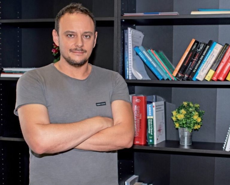 Γκίκας Μαγιορκίνης: Διακοπές για το τριήμερο στη Σαντορίνη