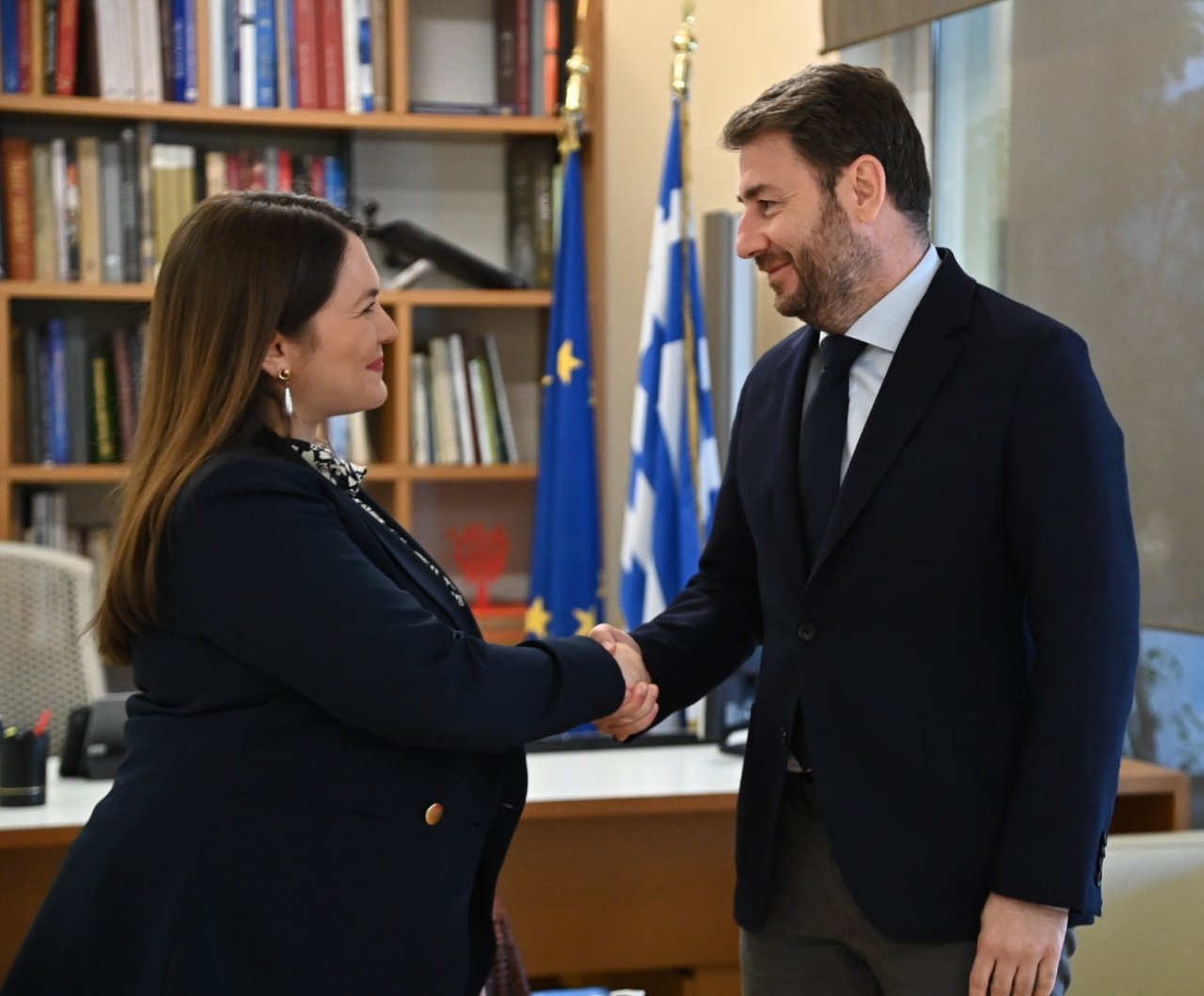 Συνάντηση Ανδρουλάκη με την ανεξάρτητη βουλευτή Κωνσταντίνα Αδάμου