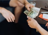 ΗΠΑ – Έρευνα: Οι μισοί γονείς “καλύπτουν” τα έξοδα των ενήλικων παιδιών τους ΗΠΑ – Έρευνα: Οι μισοί γονείς “καλύπτουν” τα έξοδα των ενήλικων παιδιών τους