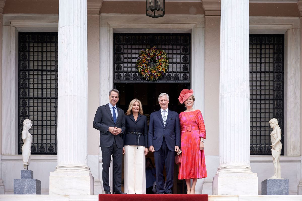 Συνάντηση Μητσοτάκη στο Μαξίμου με το βασιλικό ζεύγος του Βελγίου