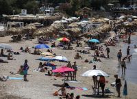 Παραλίες: Απλησίαστο το μπάνιο σε οργανωμένες πλαζ Παραλίες: Απλησίαστο το μπάνιο σε οργανωμένες πλαζ