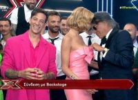 Ο Ηλίας Ψινάκης “σκανάρει” το στήθος της Κατερίνας Λιόλιου