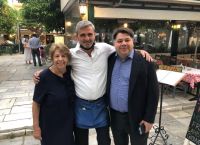 Τζορτζ Τσούνης: Απρόσμενη συνάντηση στην πρώτη βόλτα του στην Πλάκα