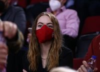 Ολυμπιακός – Μονακό: Η Έμμα Στόουν στις κερκίδες του ΣΕΦ μαζί με Λάνθιμο