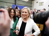 Βόρεια Ιρλανδία: Ιστορική πρωτιά του Σιν Φέιν – Τι σηματοδοτεί