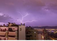 Κακοκαιρία: Ισχυρή καταιγίδα χτυπάει την Αττική – “Βροχή” κεραυνών