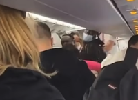 Χαμός σε πτήση στην Κρήτη: Σηκωτό και με τα παντελόνια κάτω έβγαλε η ΕΛΑΣ επιβάτη