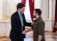 Τριντό από Κίεβο: Επιπλέον στρατιωτική βοήθεια στην Ουκρανία – Νέες κυρώσεις στη Ρωσία