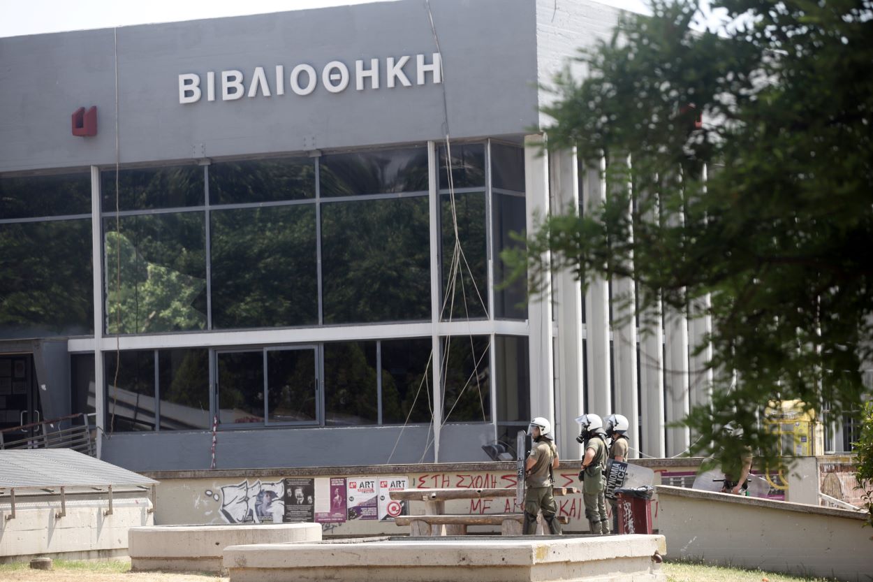 ΑΠΘ: Εισβολή φοιτητών στην Πρυτανεία  – Έντονοι διάλογοι πρύτανη και φοιτητών