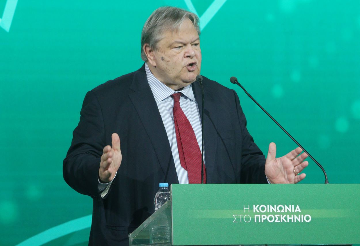 Ευάγγελος Βενιζέλος: Μεταφέρθηκε στο νοσοκομείο με κορωνοϊό