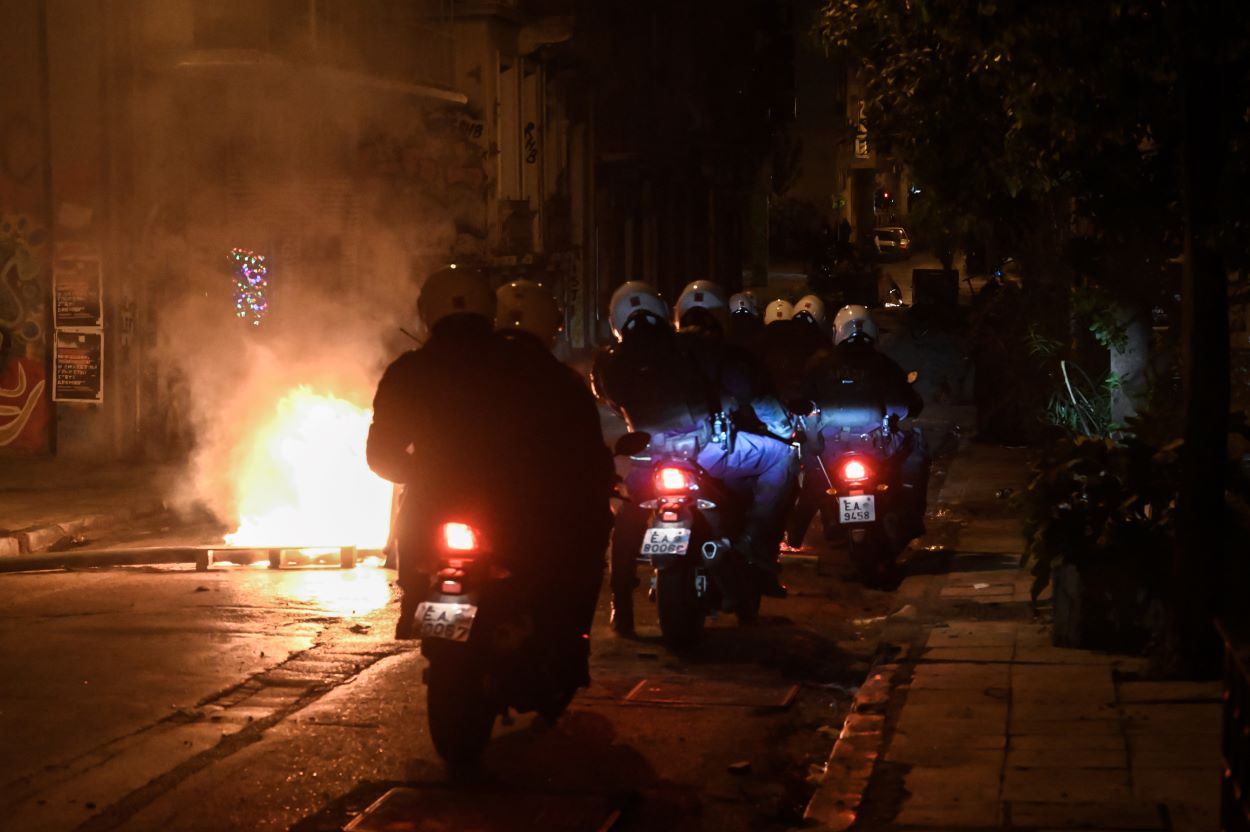 Ένταση με μολότοφ στο κέντρο της Αθήνας