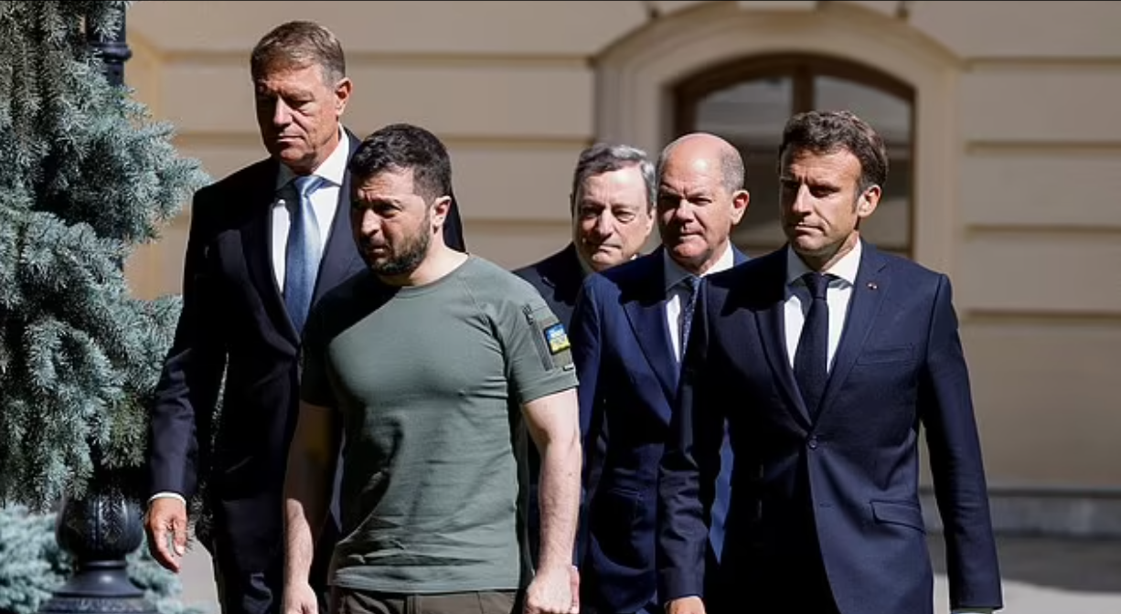 Ουκρανία: Τι έδειξε η “γλώσσα του σώματος” Μακρόν και Ζελένσκι