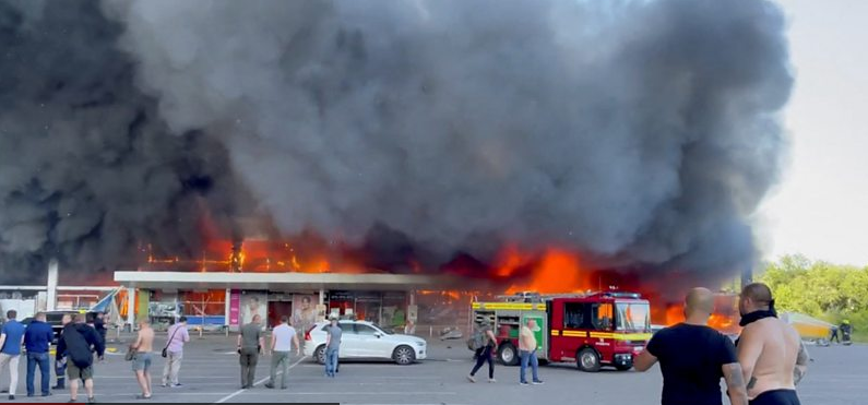 Ουκρανία: Έρευνες για επιζώντες στα ερείπια του βομβαρδισμένου εμπορικού στο Κρεμετσούκ