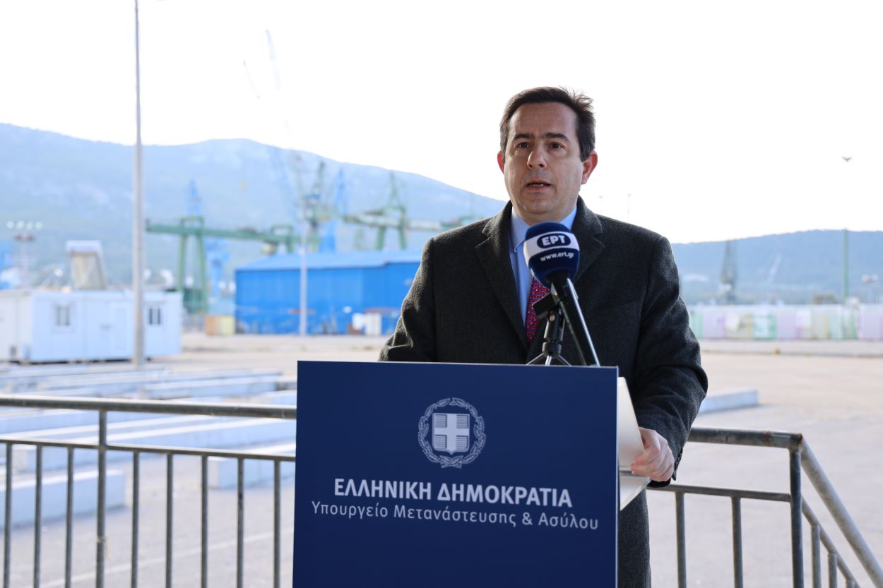 Μηταράκης: Η τουρκική χωροφυλακή μεταφέρει μετανάστες στον Έβρο