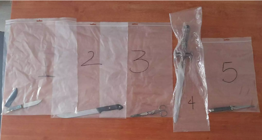 Καλλιθέα: Ξίφος, μαχαίρια, ψαλίδια είχε η 51χρονη που κατηγορείται για απόπειρα δολοφονίας του συντρόφου της