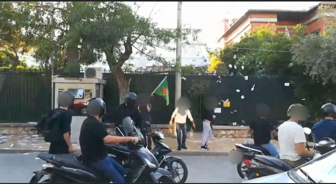 Μέλη του Ρουβίκωνα πέταξαν τρικάκια στο τουρκικό προξενείο στο Ψυχικό
