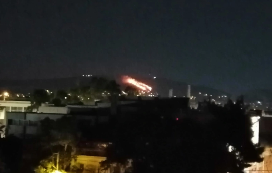 Φωτιά σε Σχιστό Κορυδαλλού και Ασπρόπυργο: Υπό μερικό έλεγχο τα πύρινα μέτωπα