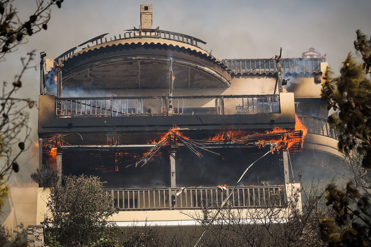 Φωτιά σε Βούλα – Βάρη: Ξεκίνησε ο απολογισμός – Αρκετές χιλιάδες τα καμένα στρέμματα