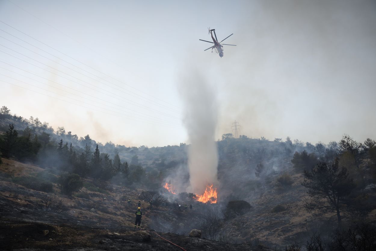 Φωτιά τώρα: Υπό μερικό έλεγχο η πυρκαγιά στη Γλυφάδα
