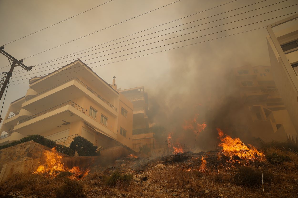 Φωτιά στη Γλυφάδα: Μάχη με τις φλόγες