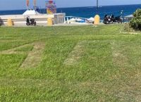 Ρόδος: Έγραψε στο γκαζόν «Αγάπη μου καλημέρα» [vid]
