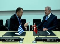 Παναγιωτόπουλος- Ακάρ: Χειραψίες και λίγες κουβέντες-  «Δεν μπορούμε να πάμε έτσι» δήλωσε ο Παναγιωτόπουλος