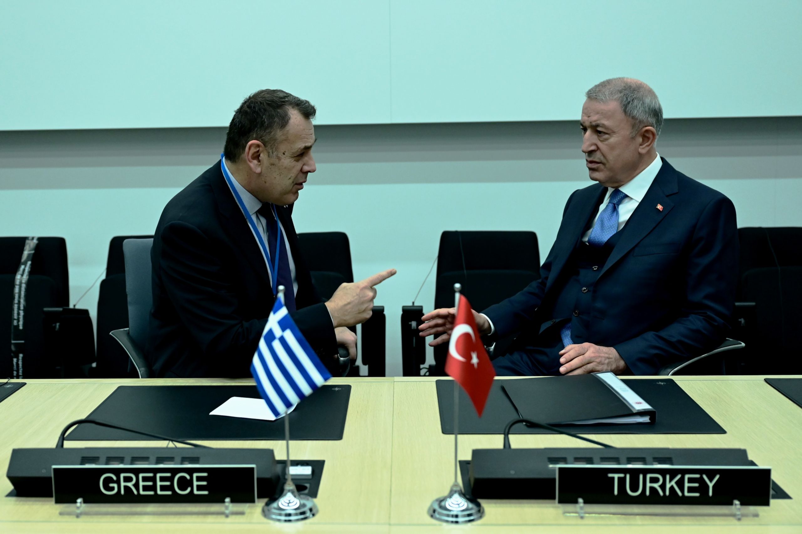 Παναγιωτόπουλος- Ακάρ: Χειραψίες και λίγες κουβέντες-  «Δεν μπορούμε να πάμε έτσι» δήλωσε ο Παναγιωτόπουλος