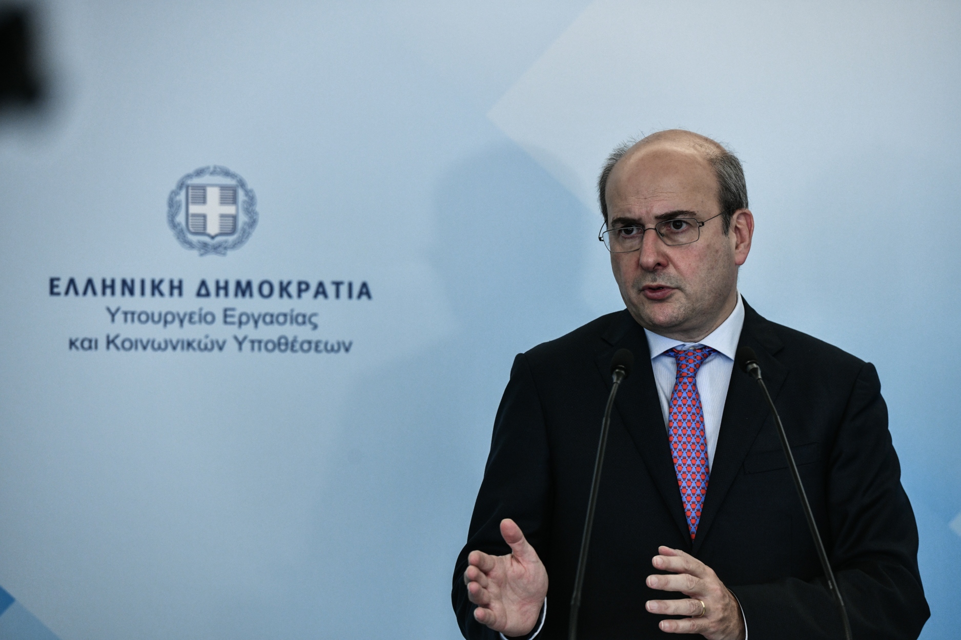 Χατζηδάκης: Υποχρεωτική η Κλαδική Σύμβαση Εργασίας στον επισιτισμό