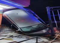 Αρτέμιδα: Αμάξι «καρφώθηκε» όρθιο σε είσοδο καταστήματος [pics]