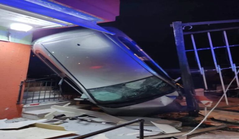 Αρτέμιδα: Αμάξι «καρφώθηκε» όρθιο σε είσοδο καταστήματος [pics]