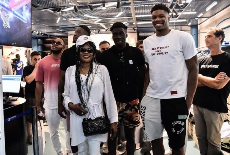 Giannis Antetokounmpo sends message to fans at Athens airport: “Men of quality don’t fear equality”