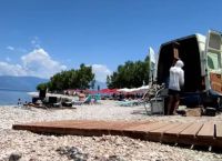 Αίγιο: Έβγαλαν ράμπα αναπήρων από παραλία για να βάλουν ξαπλώστρες [vid]