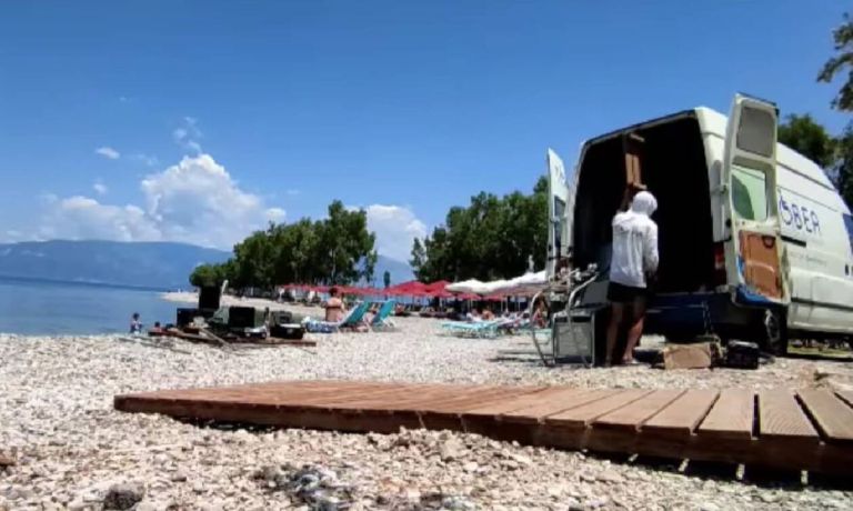Αίγιο: Έβγαλαν ράμπα αναπήρων από παραλία για να βάλουν ξαπλώστρες [vid]
