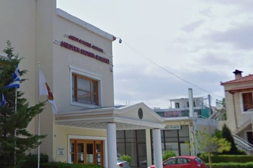 Μάνδρα: Αντιδήμαρχος γρονθοκόπησε γυναίκα συνάδελφό του στο δημαρχείο