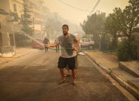 Φωτιά σε Βούλα – Βάρη: Από τα τάραφλεξ στο μέτωπο των πυρκαγιών ο Δημήτρης Καζάζης