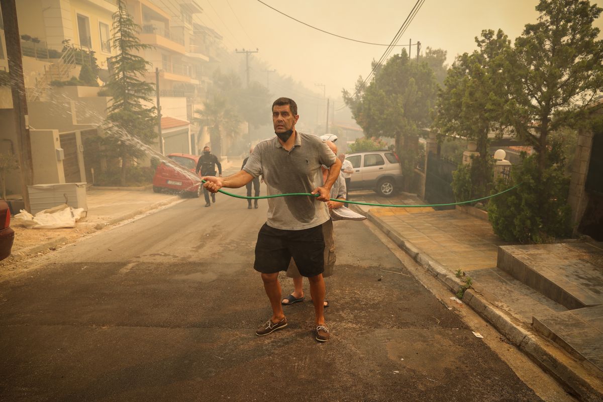 Φωτιά σε Βούλα – Βάρη: Από τα τάραφλεξ στο μέτωπο των πυρκαγιών ο Δημήτρης Καζάζης