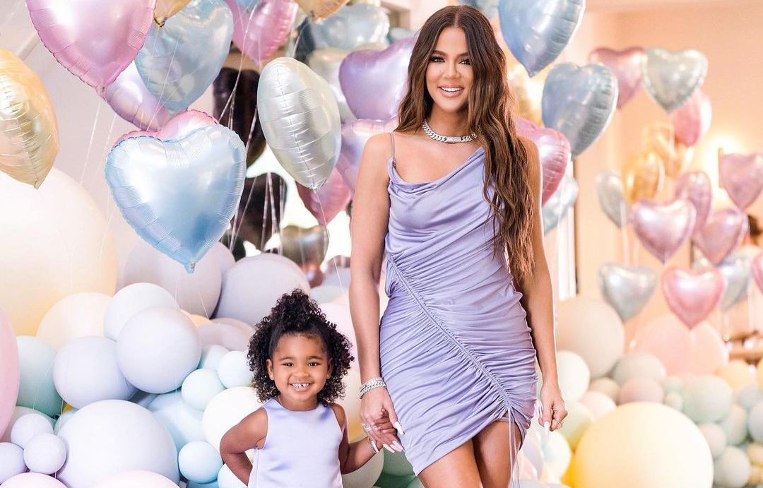 Khloe Kardashian: Έκλεισε τα 38 της με ροζ μπικίνι
