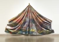 Sam Gilliam: Πρωτοποριακός καλλιτέχνης που έφερε την αφαίρεση στην τρίτη διάσταση, πέθανε σε ηλικία 88 ετών
