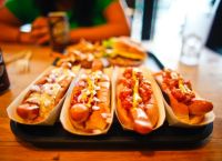 Χοτ-ντογκ: Ένα εμβληματικό αμερικανικό street food με διεθνείς ρίζες
