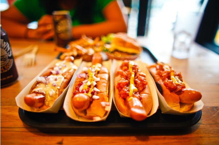 Χοτ-ντογκ: Ένα εμβληματικό αμερικανικό street food με διεθνείς ρίζες