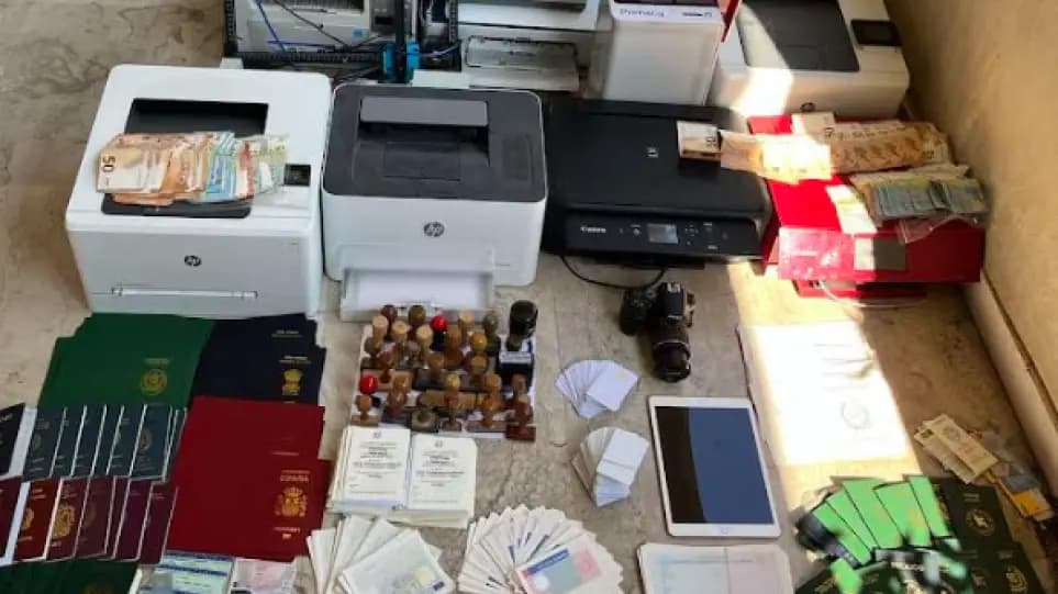 Έφοδος της ΕΛ.ΑΣ σε «σπίτια – καβάτζες» στην Αττική – Πάνω από 100 αστυνομικοί «ξήλωσαν» κύκλωμα δουλεμπόρων