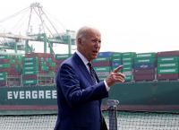 Μπάιντεν: “Οι πετρελαϊκές εταιρίες περιορίζουν την παραγωγή τους για να παράγουν κέρδος”