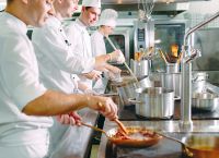 Hotels: Bring a friend and earn €200