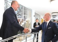 Δένδιας: Θερμή χειραψία με τον Τσαβούσογλου [pic]