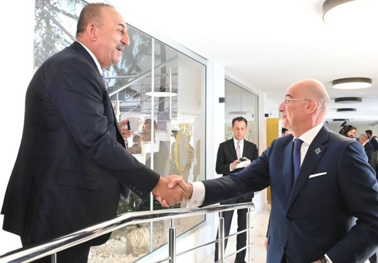 Δένδιας: Θερμή χειραψία με τον Τσαβούσογλου [pic]