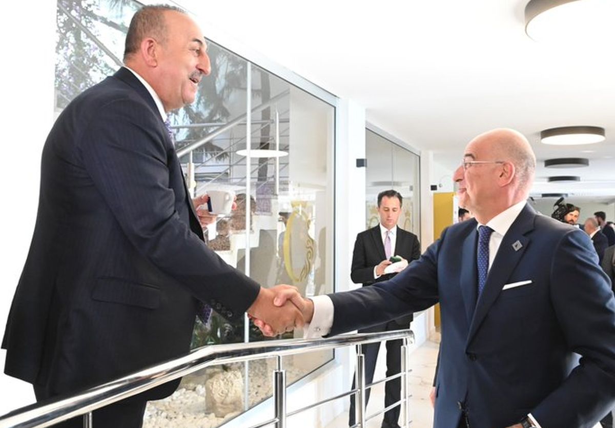Δένδιας: Θερμή χειραψία με τον Τσαβούσογλου [pic]