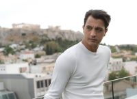Δήμος Αναστασιάδης: «Πριν βγω στη σκηνή σταυροκοπιέμαι, και παίρνω τη μαμά μου τηλέφωνο»