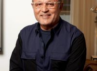 Elie Tahari: Ο σχεδιαστής μόδας με μια ζωή που μοιάζει με ταινία