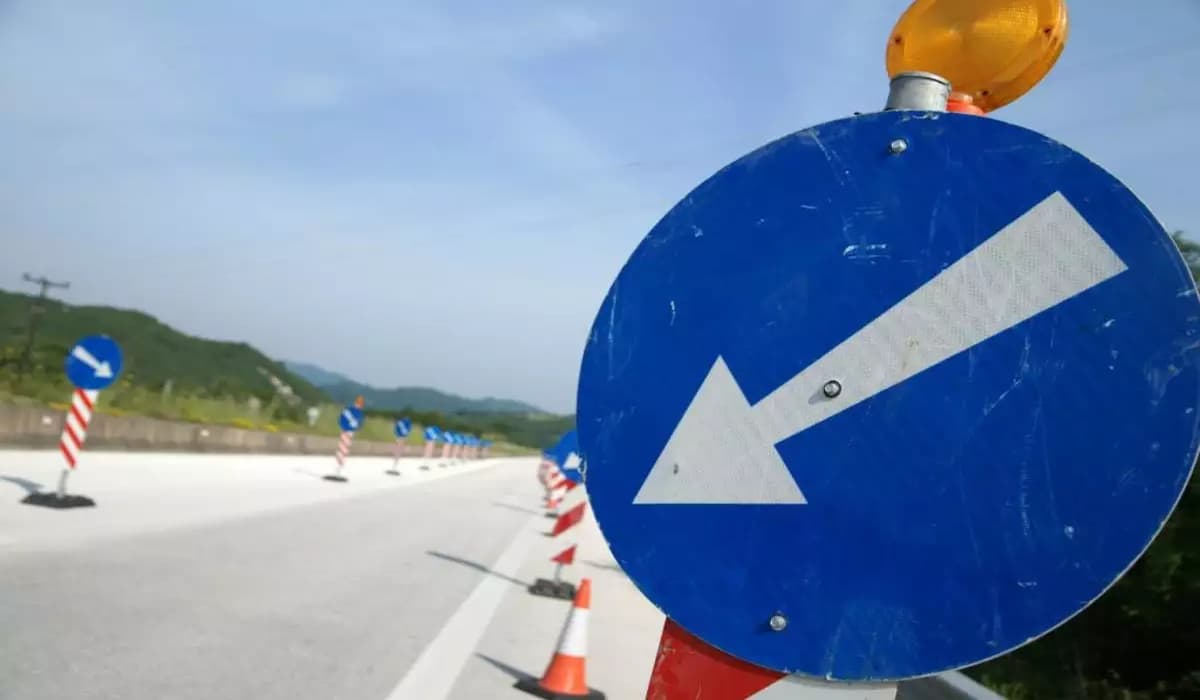 Μέγαρα: Ανατροπή νταλίκας στην Εθνική Οδό Αθηνών – Κορίνθου – Το οδόστρωμα γέμισε με μπίρες